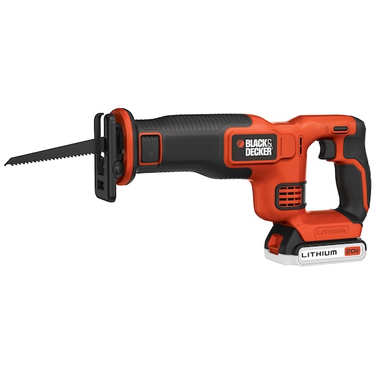 Photographie du BLACKDECKER BDCR20C, scie réciproque sans fil orange et noire, angle latéral sur fond blanc.