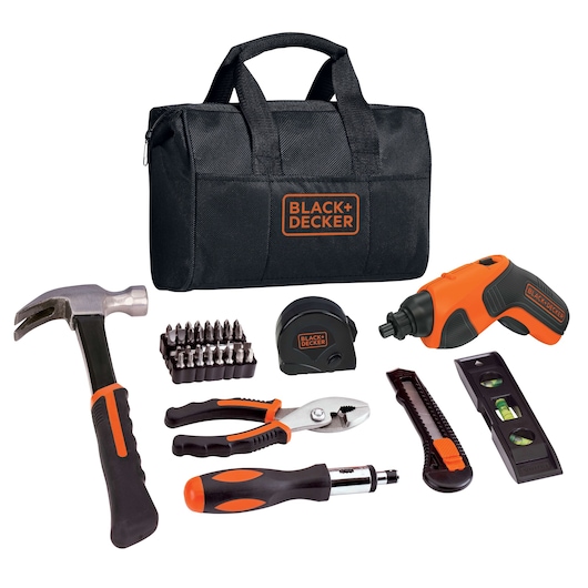Coffret à outils BLACK+DECKER BDCS20PK avec sac noir et orange, tournevis, marteau, pince, mètre ruban, embouts et niveau.