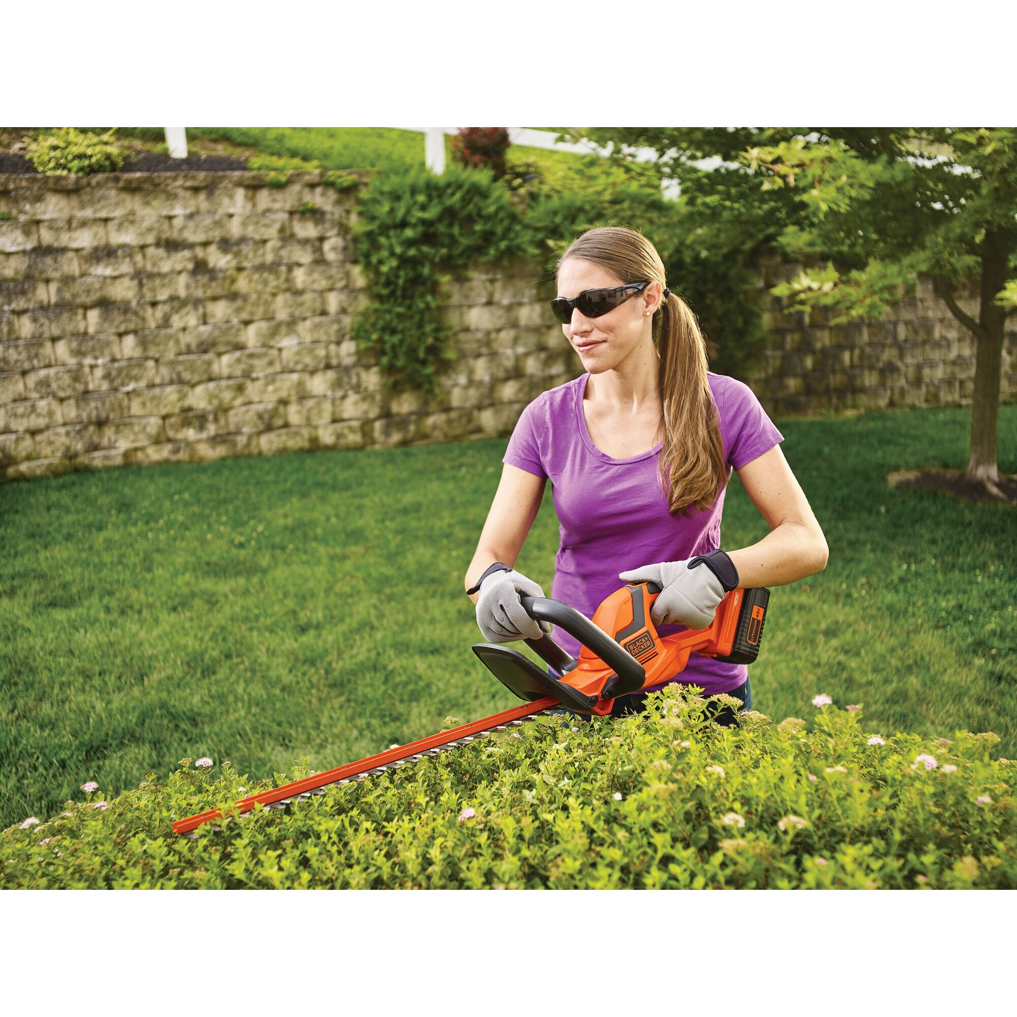 40V MAX 22 in Hedge Trimmer BLACK DECKER